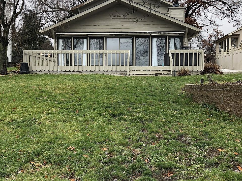 1st image of 404 W Crooked Lake Dr