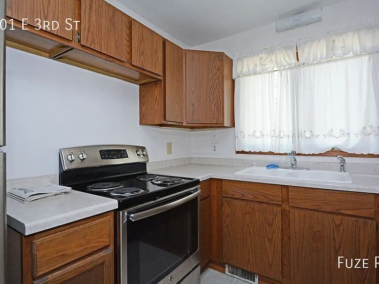 301 E 3rd St — Photo 7