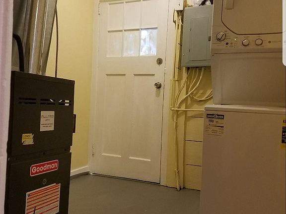 Utinity room witn washing mechine and gas dryer in it.