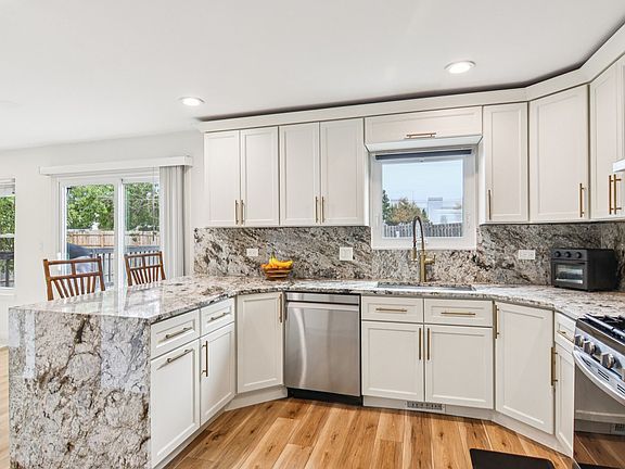 5th image of 584 Lakewood Farms Dr