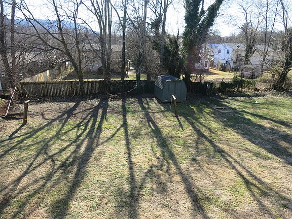Nice yard area with shed