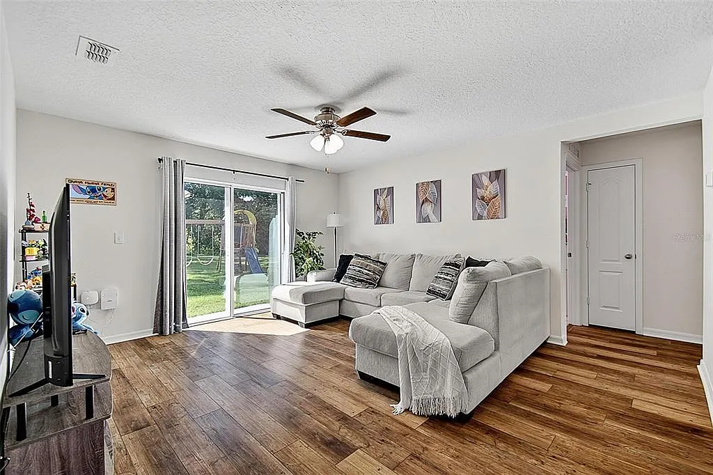 3 bed, 2.0 bath, 1270 sqft, $2,000 — Photo 3