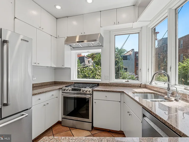 3044 Cambridge Pl NW — Photo 7