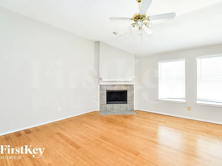106 Drake Ln — Photo 3