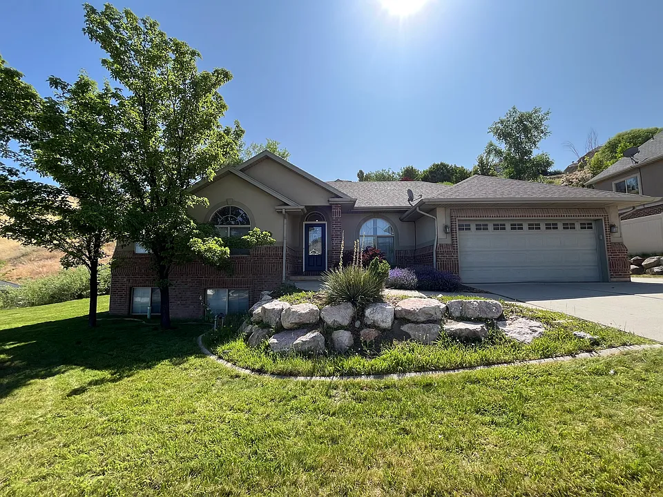281 E Eagle Ridge Dr