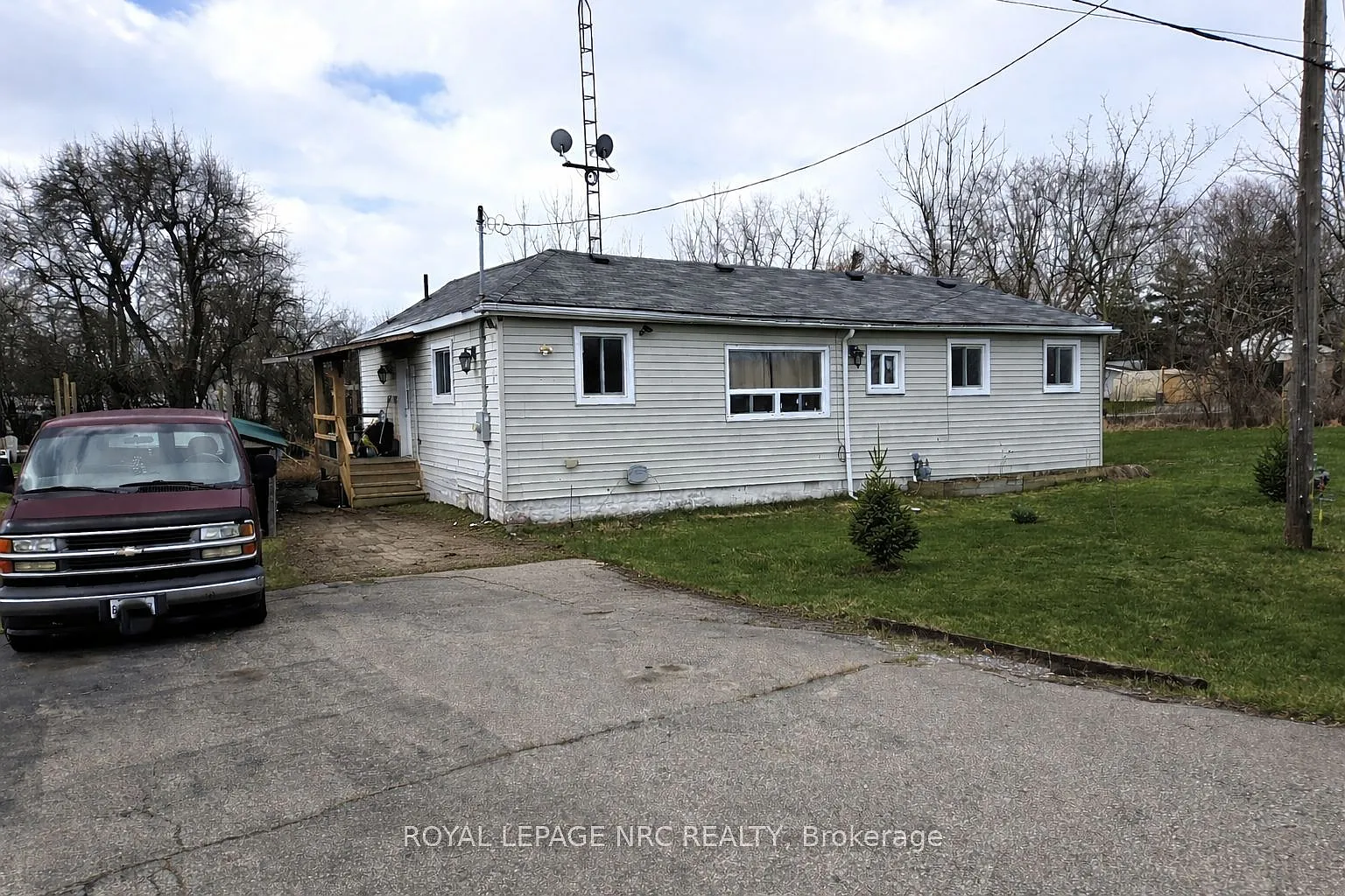 751 Bowen Rd photo 1