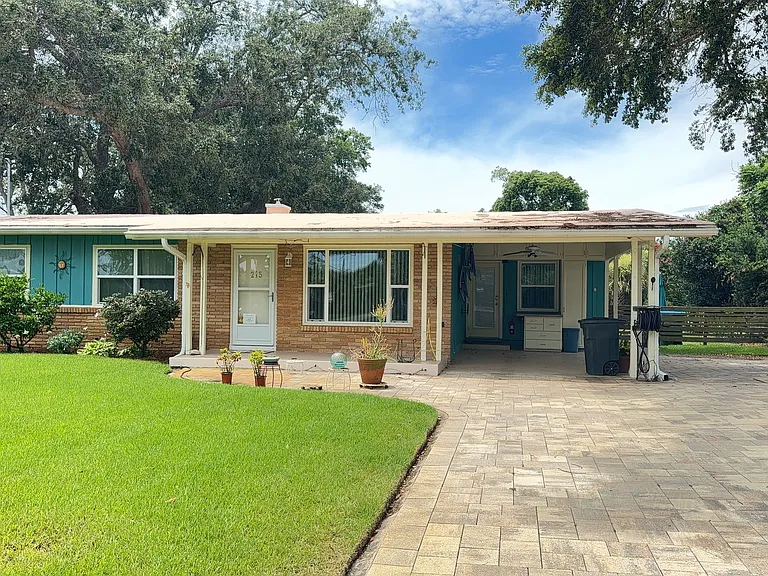 215 Woodlawn Dr — Photo 2