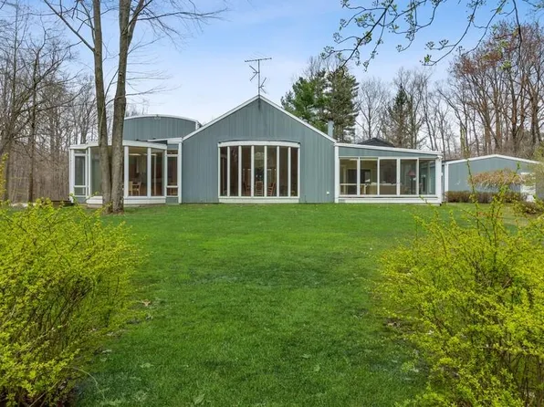 8290 Wilson Rd, Three Oaks, MI 49128