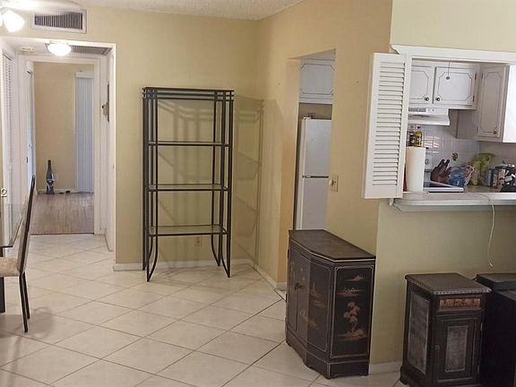 4th image of 332 Farnham Cres #P