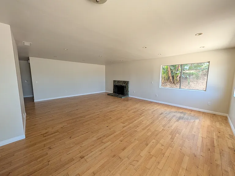 1642 Jeffrey Ave — Photo 4
