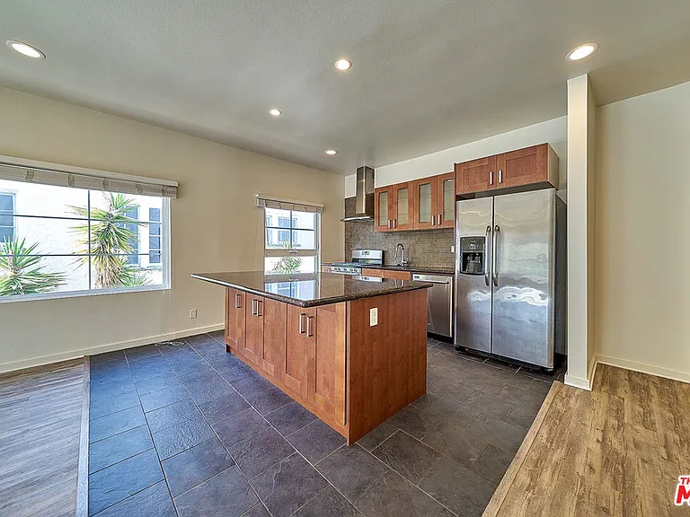 614 N Genesee Ave — Photo 23