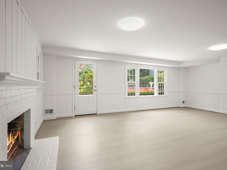 7109 Radnor Rd — Photo 18
