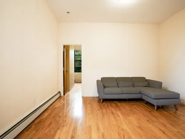 194 Vernon Avenue image 13 of 23