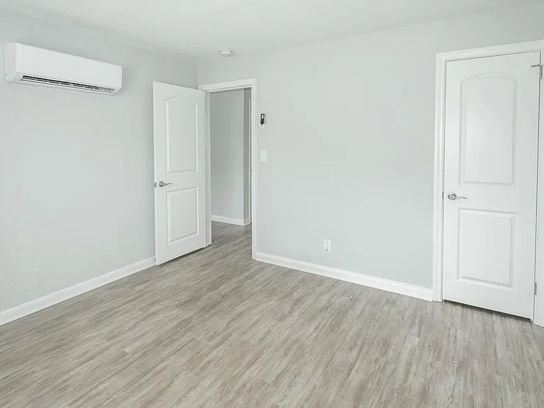 1208 W. Ocean View Apts — Photo 10