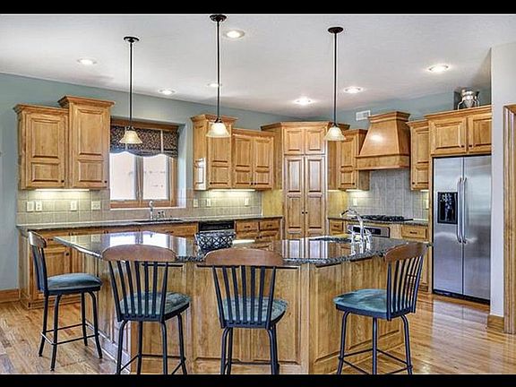 4th image of 914 SE Cedrus Ln