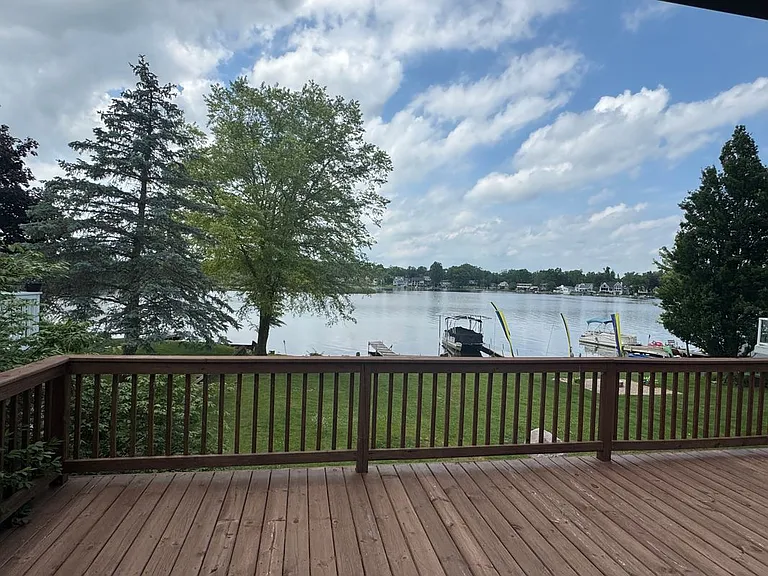 1508 Lakeview Dr — Photo 3