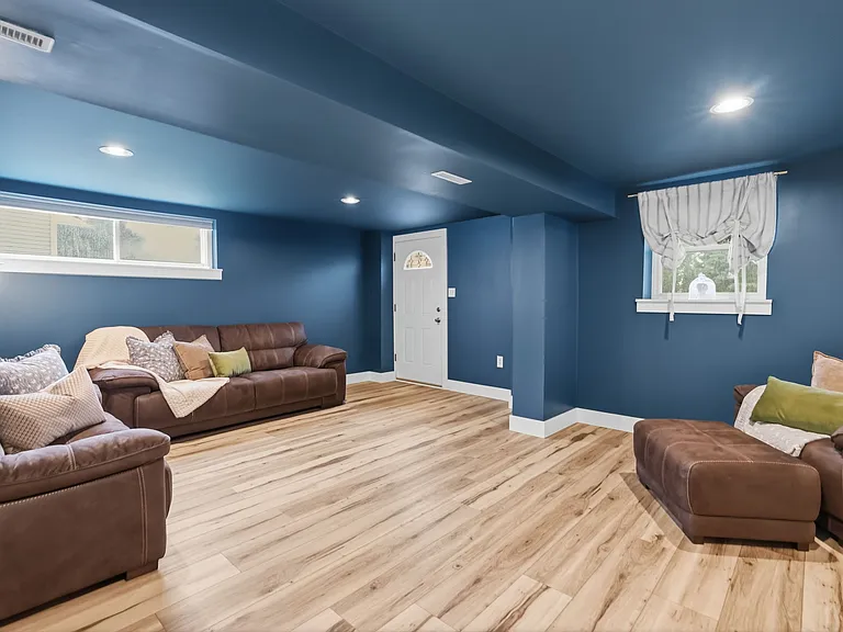 300 Abbott Rd — Photo 11