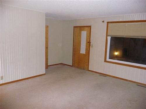 Entry/Living Room