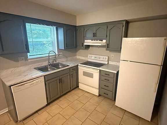 3rd image of 212 NE Cedar Ct