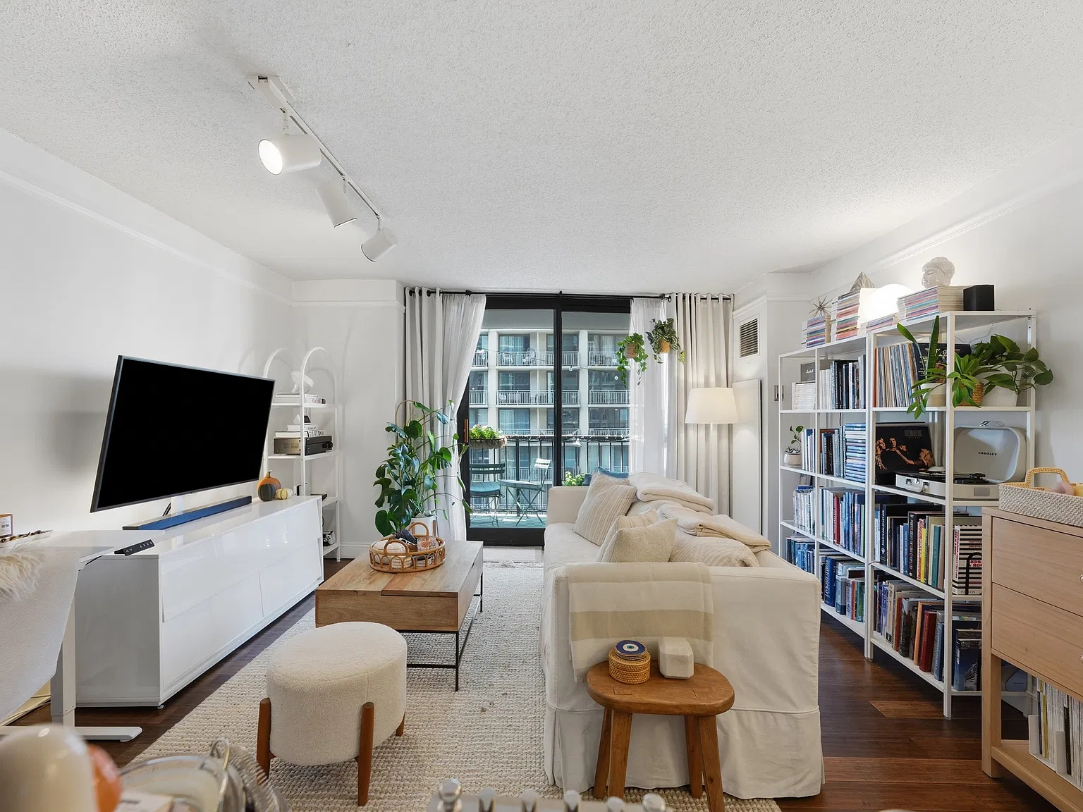 1 bed, 765 sqft, $2,250 — Photo 3