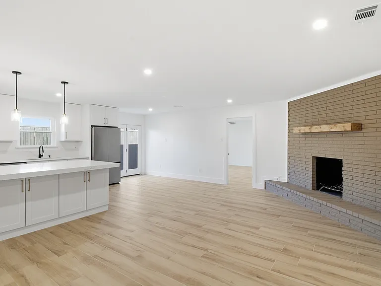 7076 Briarmeadow Dr — Photo 6