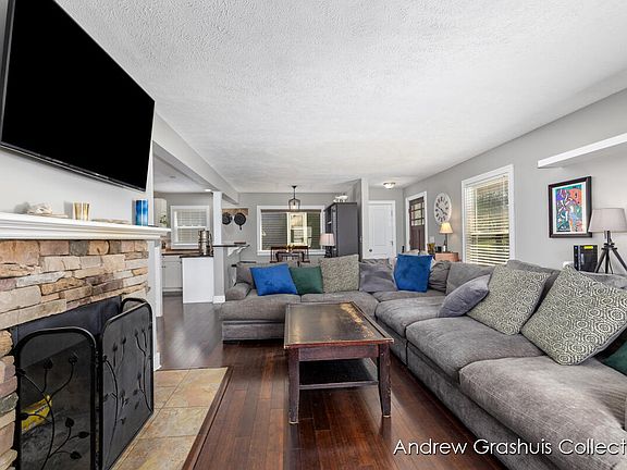 3rd image of 1142 Orchard Ave SE