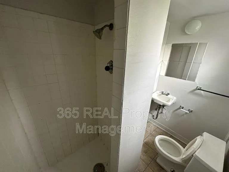 2446 25th Ave — Photo 8