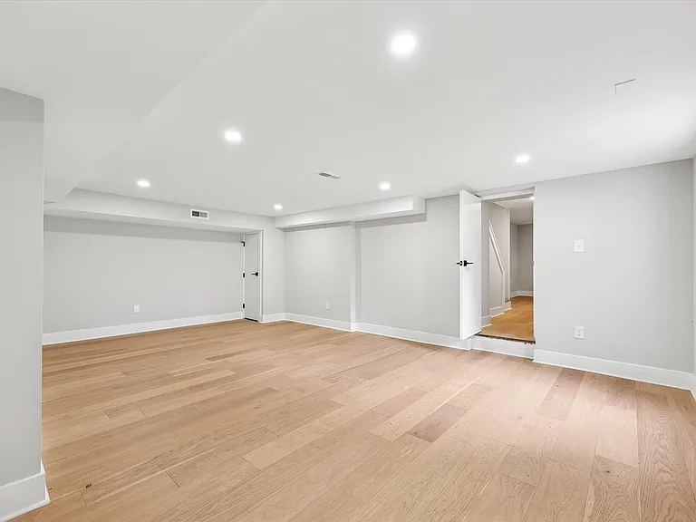 218 Biddulph Rd — Photo 61