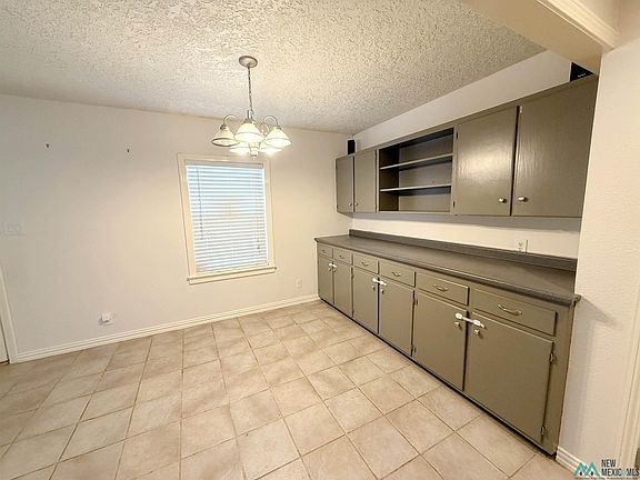 3rd image of 905 W 17th St