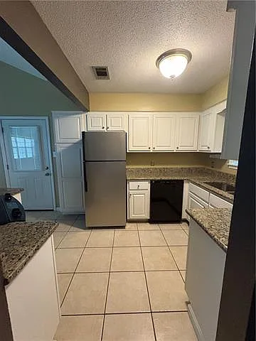 1425 N Columbia St — Photo 5