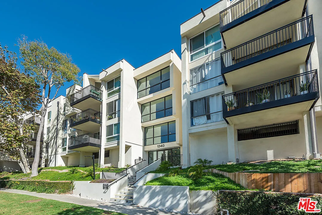 1 bed, 1.0 bath, 873 sqft, $3,600 — Photo 1