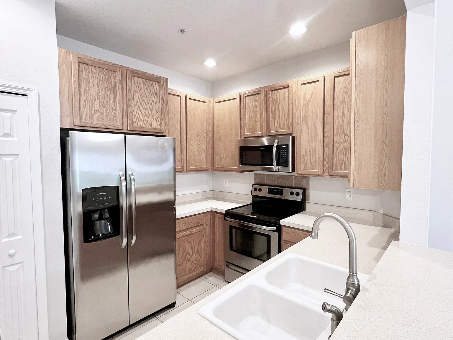 3 bed, 1252 sqft, $1,950 — Photo 1