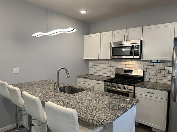 4th image of 302 Oak St APT 1
