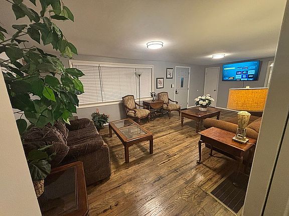 3rd image of 612 E Market St