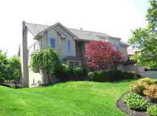5492 Pond Blf, West Bloomfield Township, MI 48323