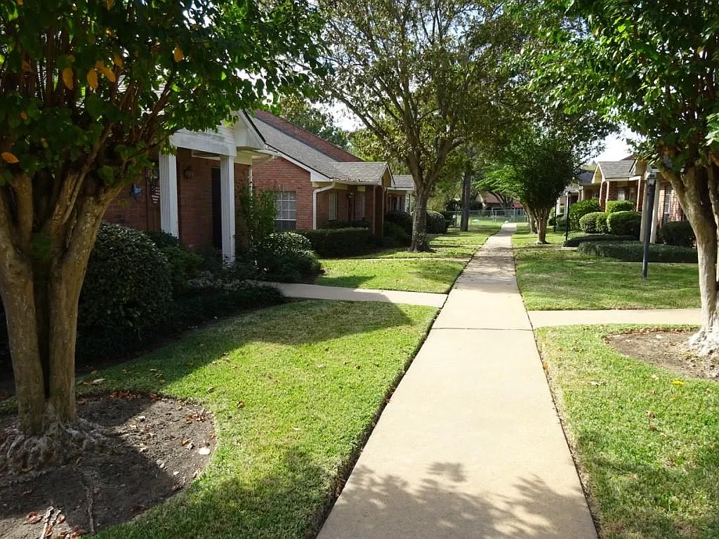 2 bed, 1.5 bath, 1150 sqft, $1,455 — Photo 2