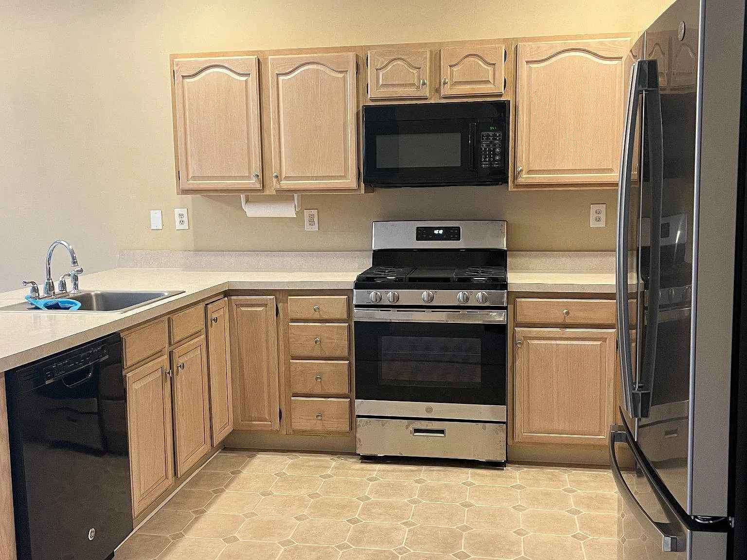 3 bed, 2.5 bath, 2080 sqft, $3,200 — Photo 2