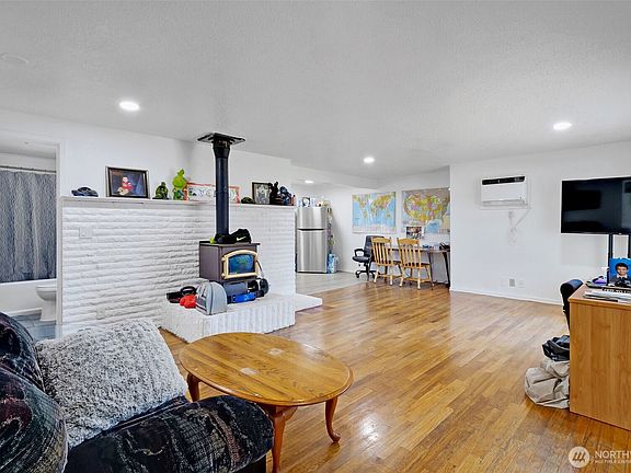 5th image of 214 W Knolls Vista Drive