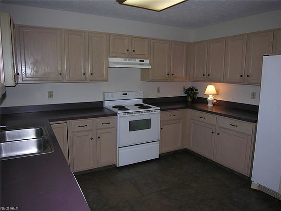 3rd image of 228 Finch Dr