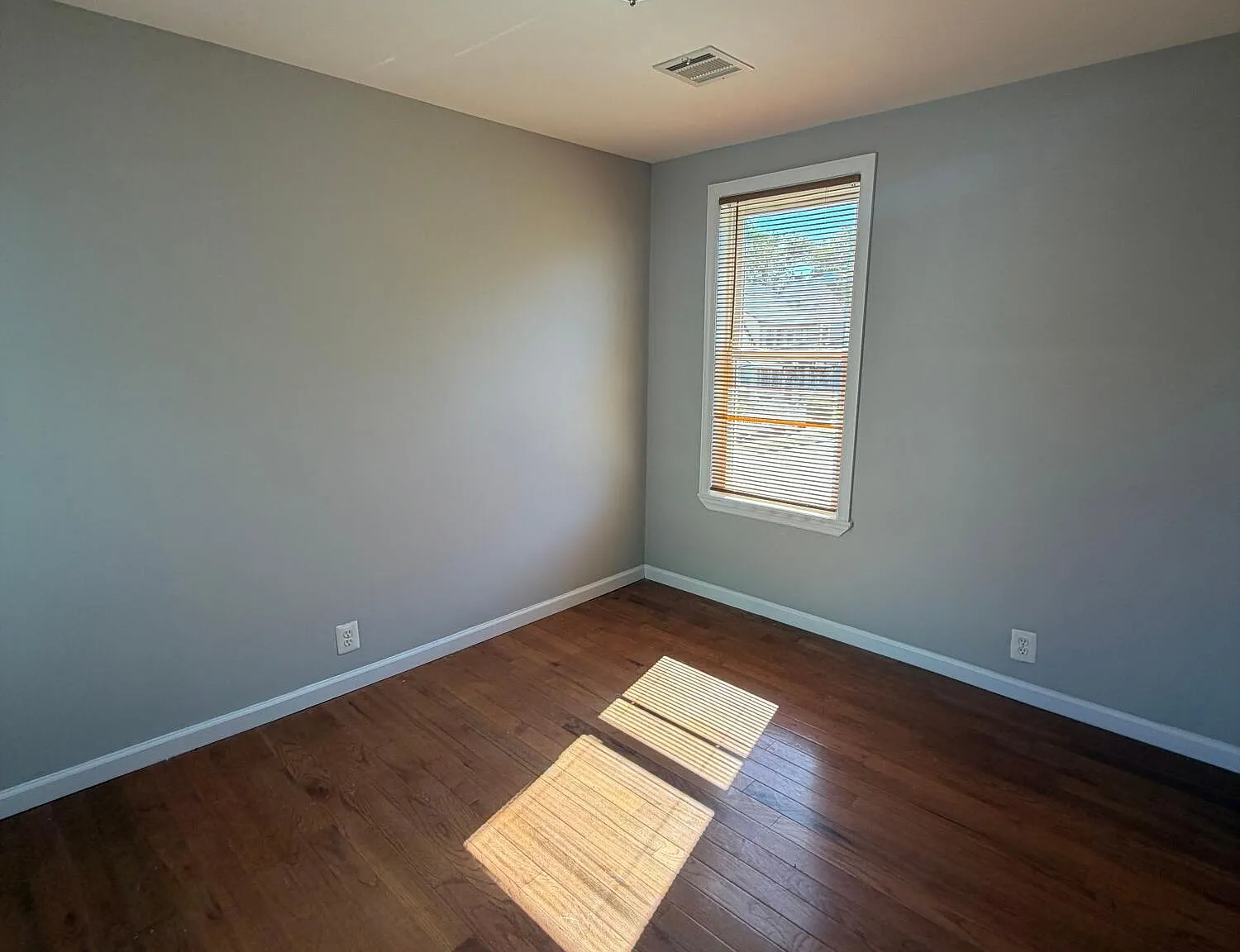 3 bed, 1100 sqft, $2,100 — Photo 2