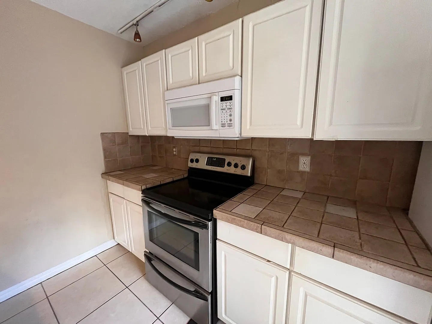 2 bed 2 bath condo For rent $1750 — Photo 3