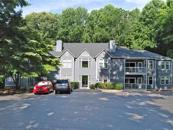 354 Meadows Cir, Winston Salem, NC 27104