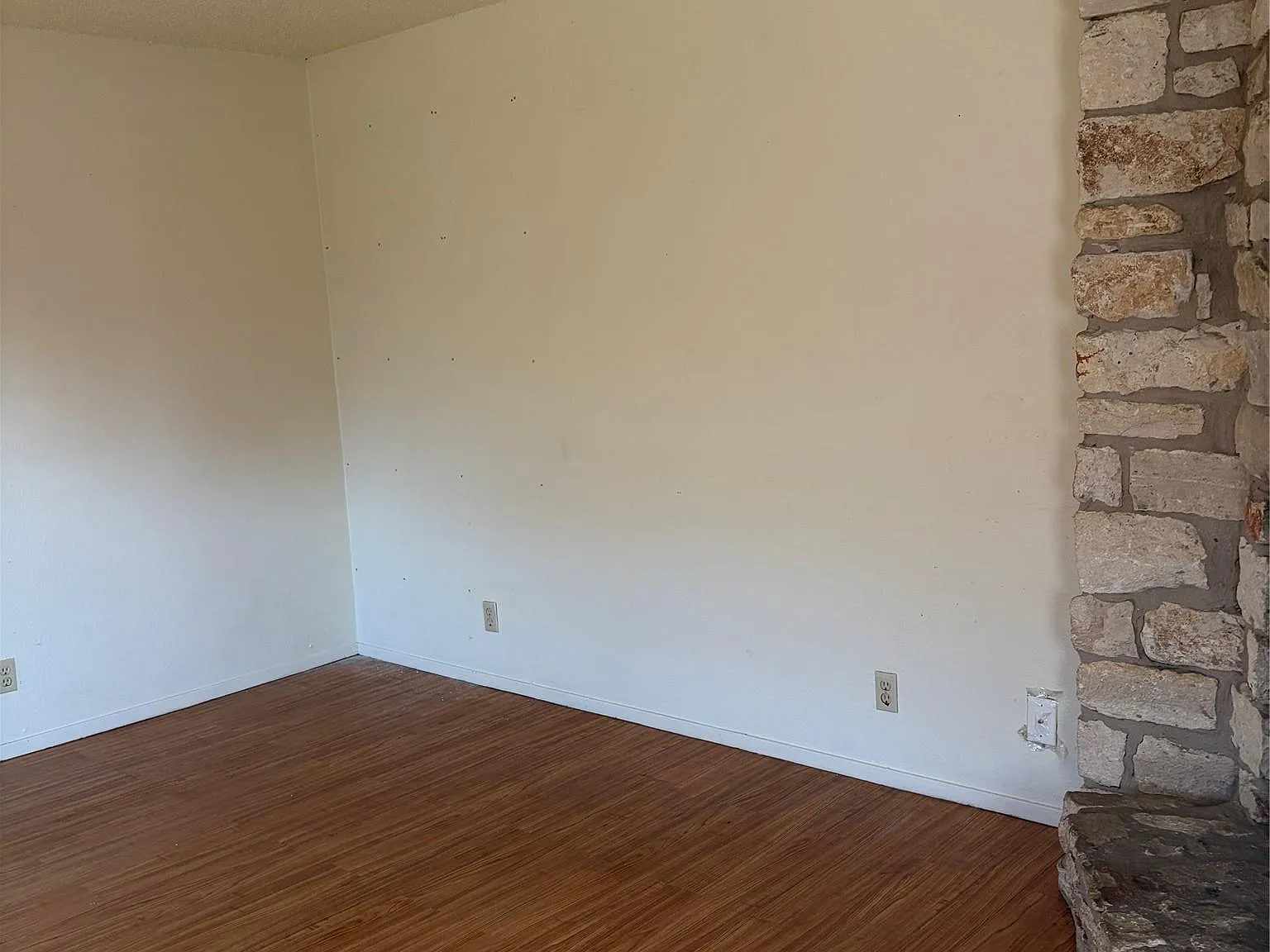 2 bed, 1.0 bath, 3120 sqft, $995 — Photo 3