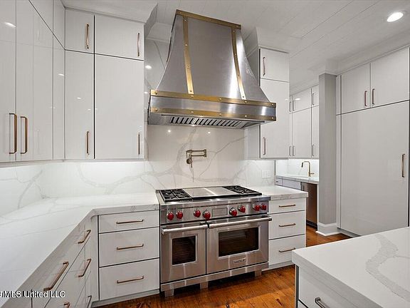 4th image of 404 Edgewood Ln