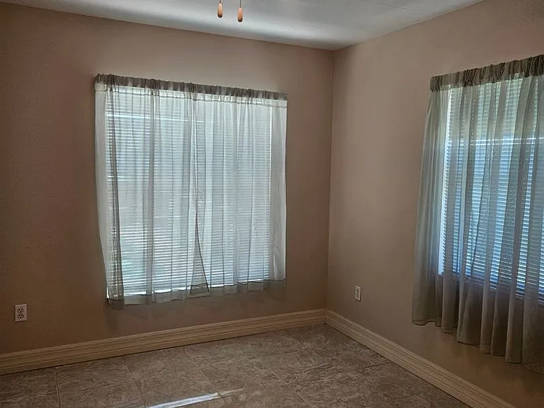 511 Palmetto Dr NE — Photo 17