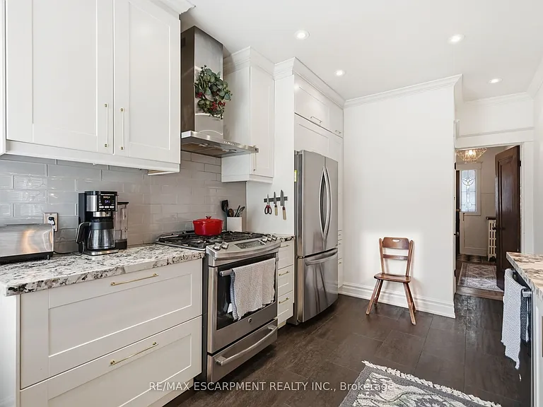 37 Connaught Ave S — Photo 15