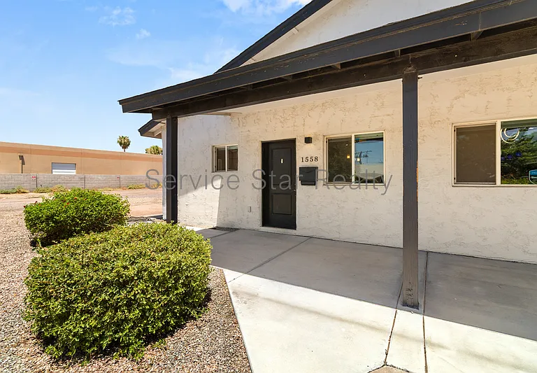 1558 W 5th St — Photo 2