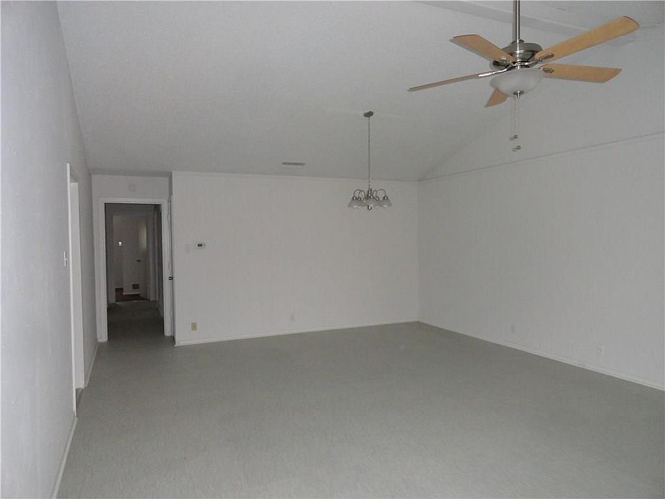 1st image of 627 Woodhaven Pl