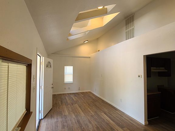 4th image of 810 W Tilden St