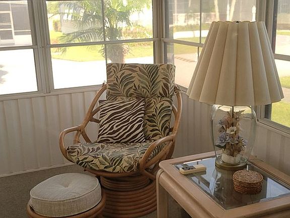 4th image of 208 Queen Palm Dr